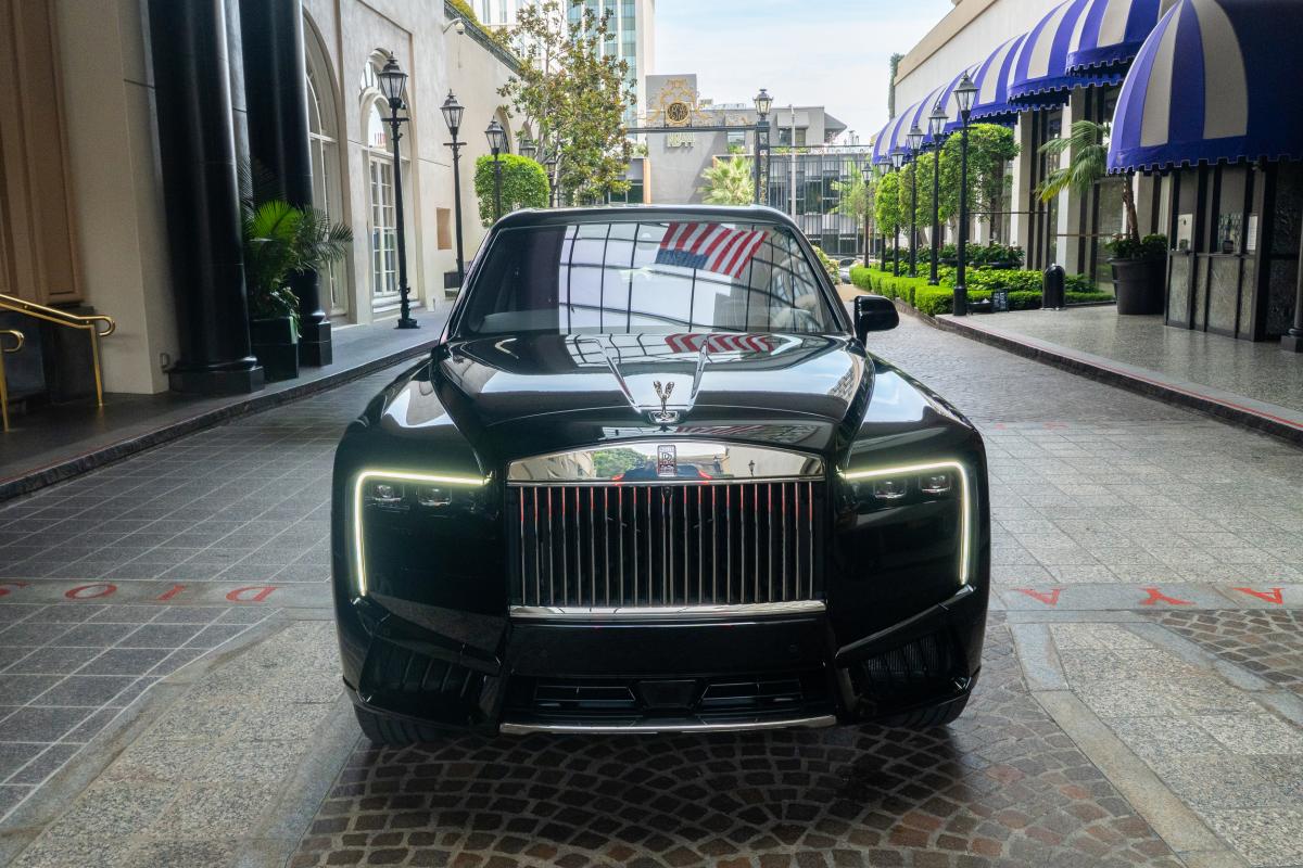 Rolls-Royce Cullinan for Photoshoots in Los Angeles Thumbnail 4