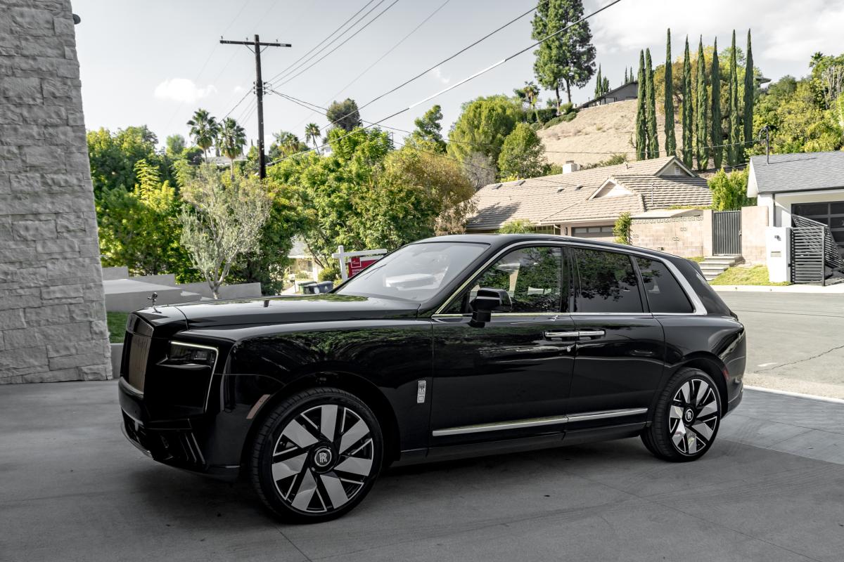 Rolls-Royce Cullinan for Photoshoots in Los Angeles Thumbnail 6