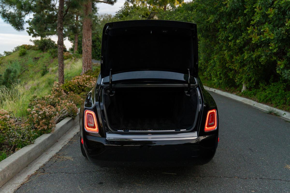 Rolls-Royce Phantom Viii for Photoshoots in Los Angeles Thumbnail 10